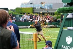 「ウィンブルドン」で「Just Stop Oil」の活動家が抗議、試合が中断