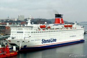 フェリーから海に転落して7歳の少年が死亡、母親も助けようと飛び込み死亡