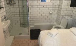 トイレのすぐ横にベッド！大学助教授がAirbnbの民泊施設に驚愕！