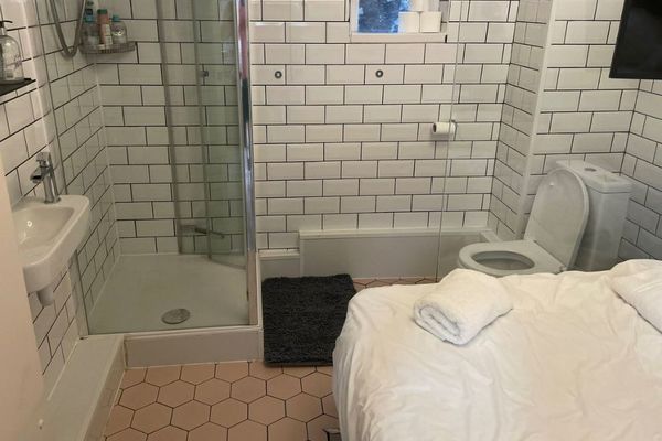 トイレのすぐ横にベッド！大学助教授がAirbnbの民泊施設に驚愕！