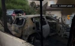 【フランス暴動】市長の自宅に、燃えた車が突っ込む