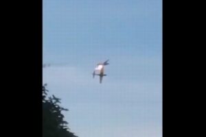 コロンビア空軍の軍用機が訓練中、空中で衝突、将校が死亡【動画】