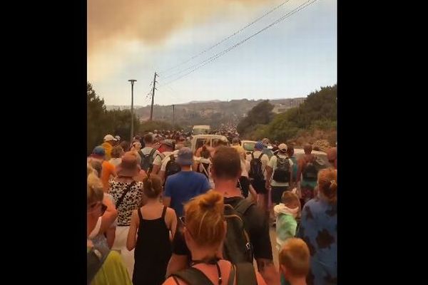 ギリシャのロードス島が山火事で緊急事態、1万9000人が避難