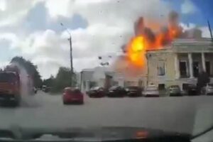 ロシアのカフェにミサイルが命中し大爆発、国防省は「破片」の落下だと主張