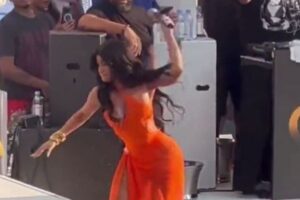 ステージでビールを投げつけられたカーディ・B、マイクを投げ返す