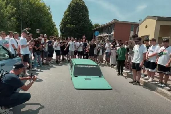 世界一背の低い車？イタリアで「フィアット・パンダ」を改造【動画】