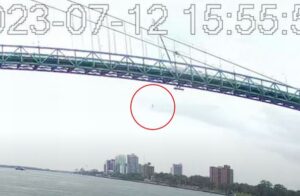 高さ46mの橋から男性作業員が川へ落下、迅速な救助で一命をとりとめる