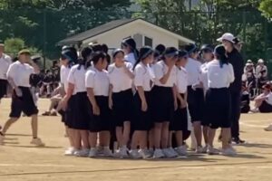 【動画】運動会中に倒れたムスリムの女生徒のため、同級生が作った人の壁に称賛の声