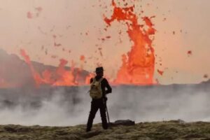 【アイスランド】噴火した溶岩を間近で撮影、公開された動画が迫力満点