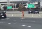 武装した裸の女が橋に現れ、突然車に向かって発砲【動画】