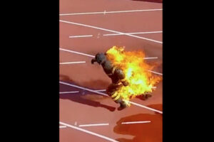 火が大好きな消防士、炎に包まれて272m走りギネス世界記録に