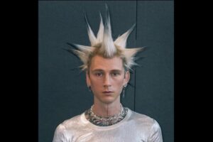 米歌手マシンガンケリーさん、「殴って！」というファンの望みをコンサートで叶え、顔面殴打する