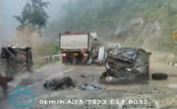 巨大落石が3台の車を一瞬で潰す、インド警察が拡散動画を本物と確認
