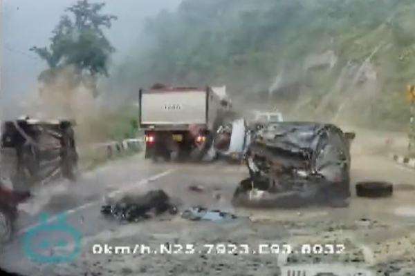 巨大落石が3台の車を一瞬で潰す、インド警察が拡散動画を本物と確認