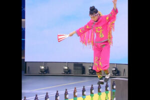 二本重ねて立てたビール瓶を並べ、その上を歩いて渡った中国人女性がギネス世界記録に