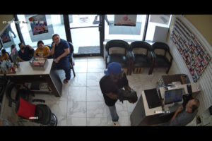 店に入った強盗が全員に無視され退散、珍しい失敗映像が拡散中