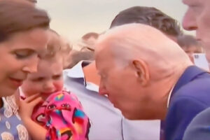 バイデン大統領が、フィンランドで幼女の肩を噛み噛みしてしまう