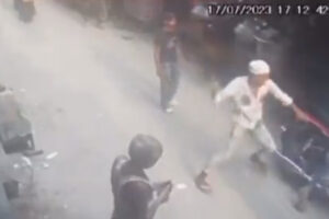 25才男性がガールフレンドの家族に刺されて死亡、現場映像を監視カメラが捉えた【インド】
