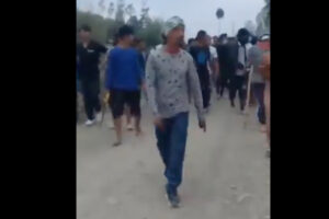 レイプされたと見られる裸の女性2人、暴漢たちに道をパレードさせられる【インド】