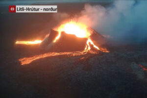 活火山の火口が崩壊、溜まったマグマが一斉に流れ出る様子が壮絶