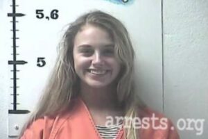 警察の容疑者写真に、グラドル風笑顔で写る23才「カオスの女王」が話題に