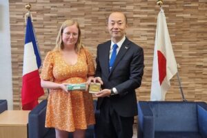 長崎市長を表敬訪問した仏国会議員、不適切だと炎上「サーモン寿司の仮装」
