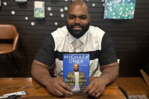 映画化もされた美談が嘘だった？ NFLの元スター選手が養親を提訴