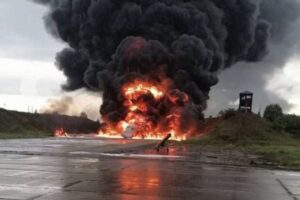 ロシアの長距離爆撃機「ツポレフ22」が、ドローン攻撃を受けて大爆発