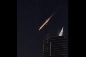 オーストラリア上空に謎の物体が出現、長い間輝きながら落下