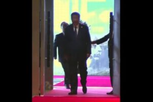 習近平主席の通訳、駆け寄ろうとするも警備員に取り押さえられてしまう【動画】