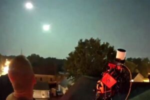 スーパームーンを観察していた男性、偶然まばゆい火球を撮影【動画】