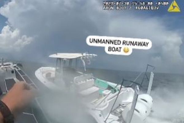 フロリダ沖で無人のボートが暴走、保安官補が飛び移る【動画】