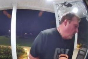 父親が玄関のドアにいたヘビに気づかず、頭を噛まれてしまう【動画】