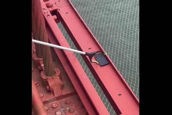 橋の上に落ちたiPhone、警察官がアームを使い回収を試みる【動画】