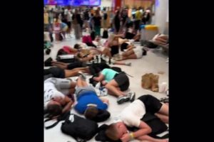 イビサ島の空港で衝撃の光景、多くの観光客が床で眠っていた！【動画】