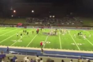 高校のアメフトの試合中に発砲事件、選手がグランドを逃げ惑う【動画】