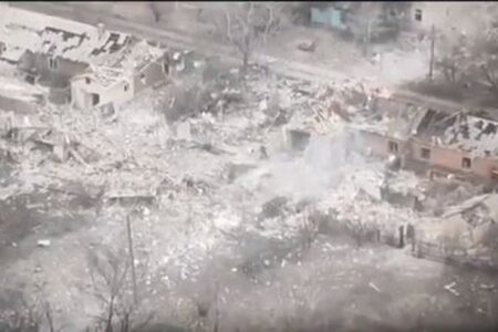 ウクライナ軍がバフムトを包囲、モスクワ近郊の空港で原因不明の爆発
