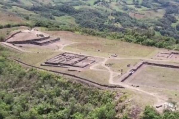 ペルーで3000年前の墓を発見、宗教指導者のものである可能性