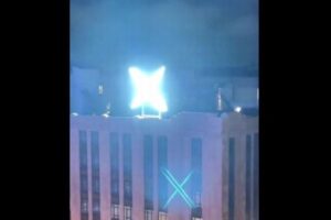 眩しすぎ！X社の新しい光る看板に苦情が殺到、撤去される