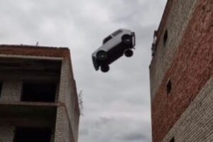 ロシア人のスタントマンが大失敗、車でビルから飛び移ろうとするも激突・落下