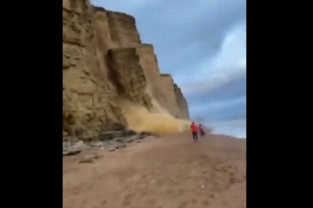 数百トンの岩が崩落、崖下にいた観光客が危機一髪【動画】