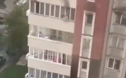 カザフスタンの集合住宅で火災、窓から子供を落とす瞬間を撮影
