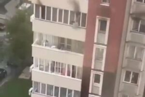 カザフスタンの集合住宅で火災、窓から子供を落とす瞬間を撮影