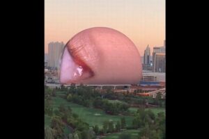 ラスベガスに「巨大な目玉」が出現、人々を震え上がらせる【動画】