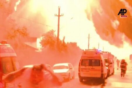 ルーマニアのガススタンドが2度も爆発、閃光と巨大な炎に包まれる【動画】
