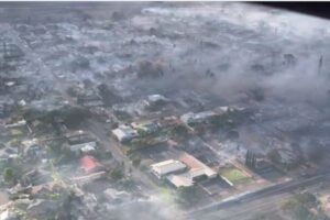 ハワイ・マウイ島の山火事で53人が死亡、映像で見る被害の実態