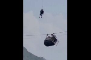 パキスタンの渓谷でロープウェーが宙づり、危機一髪の状況で全員を救出