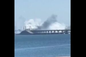 ウクライナ軍がクリミア大橋にミサイル攻撃、ロシア側は撃墜したと主張