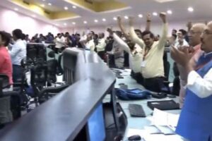 インドの探査機が月の南極付近に着陸成功、史上初の快挙に沸き立つ