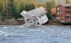 アラスカ州で氷河湖が決壊し、洪水が発生、住宅が押し流される
